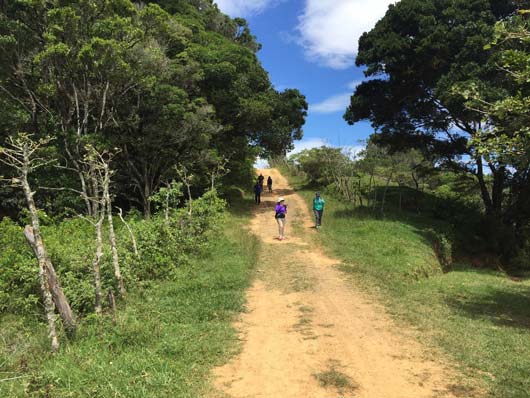 El recorrido total tiene una distancia de aproximadamente 32 kilómetros entre las montañas.