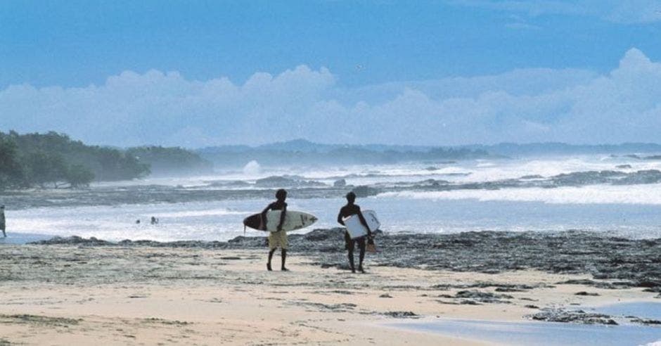 la playa dos surfistas