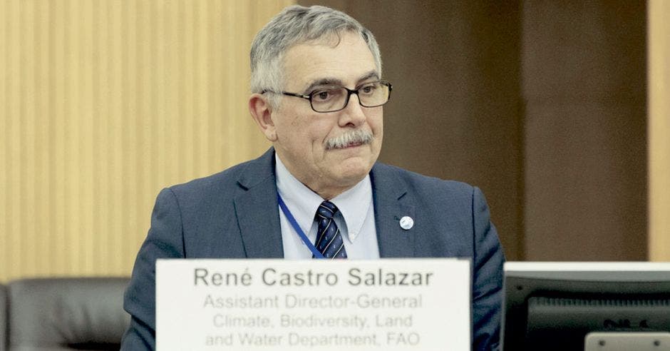 René Castro en una ponencia con la FAO