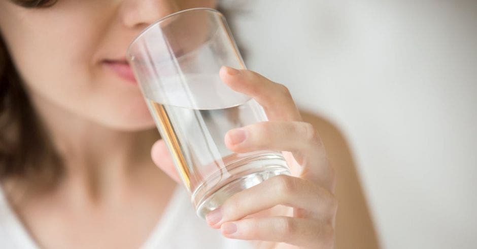 Persona tomando agua