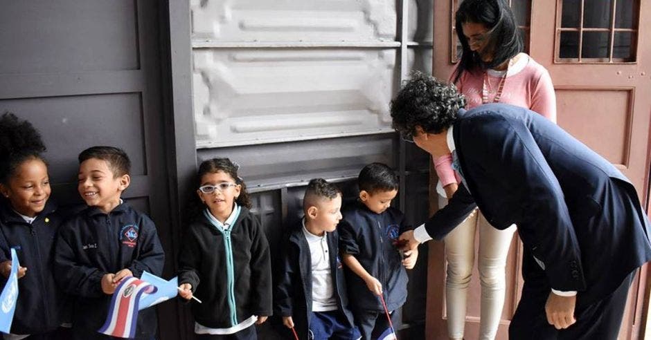 Édgar Mora, ministro de Educación en visita a escuela Buenaventura Corrales.