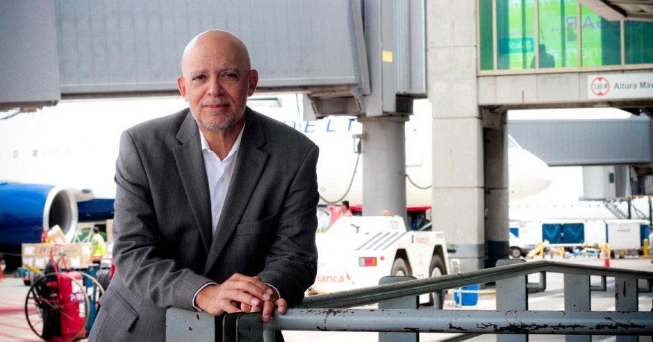 Rafael en las afueras del aeropuerto