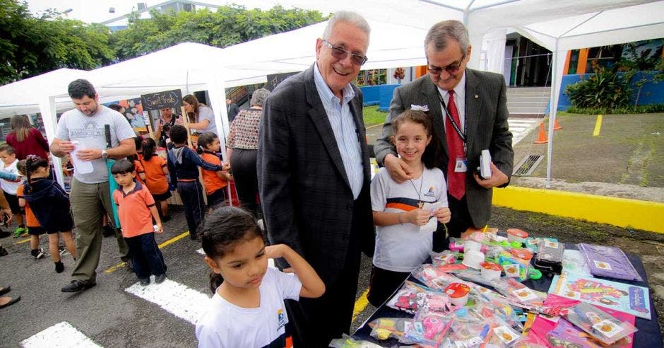 Presidente del Banco Central junto a Alfredo Mora del colegio Monterrey