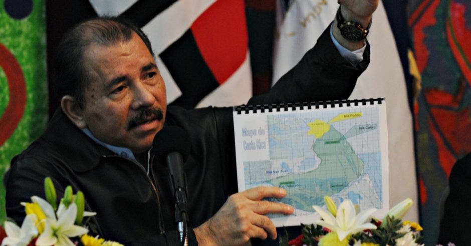 Daniel Ortega enseña un mapa