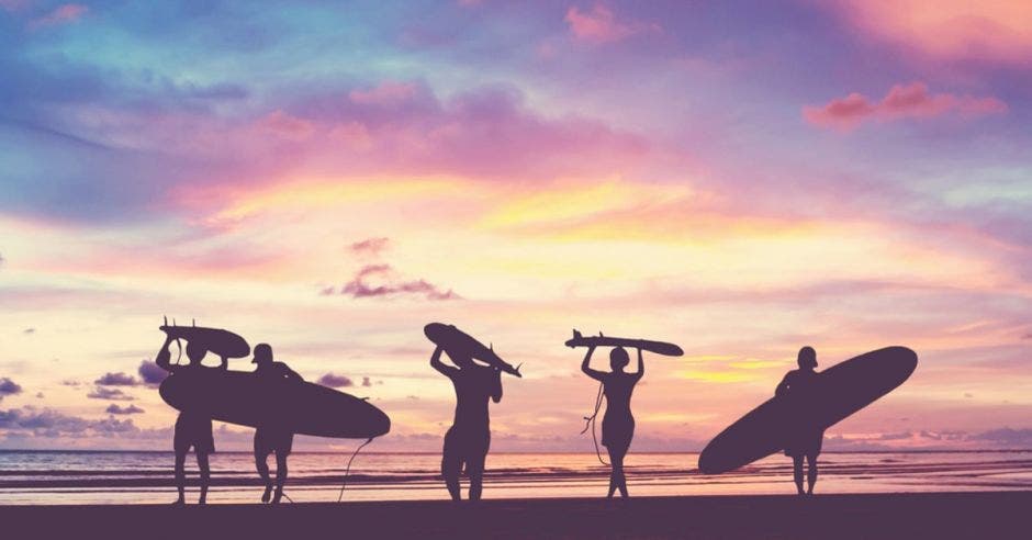 Turistas practicando surf