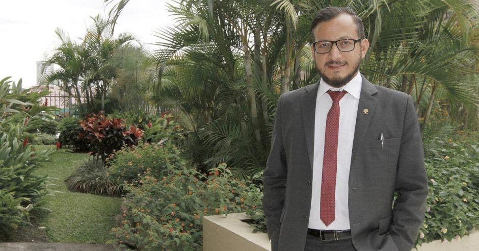 Enrique Sánchez en un jardín del congreso