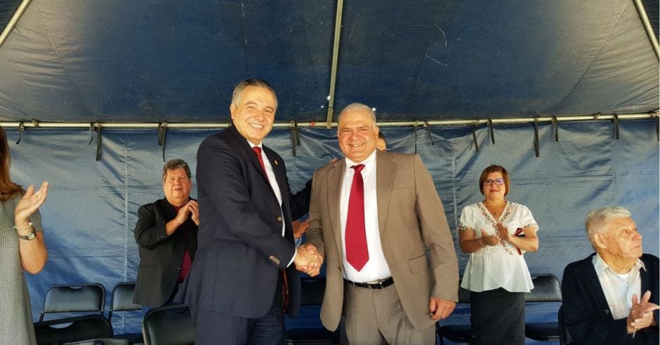 Fernando Llorca, presidente ejecutivo de la Caja, junto a Arnoldo Barahona, el alcalde de Escazú.