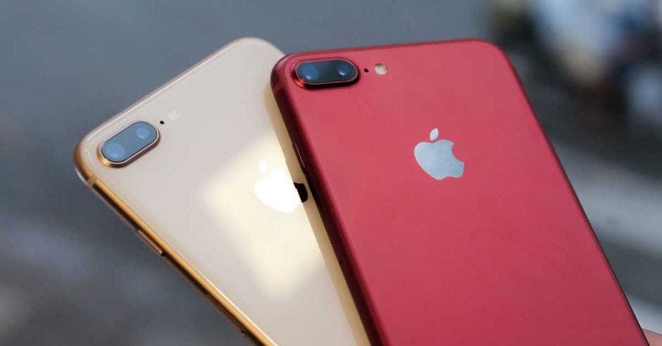 Un iPhone color dorado y otro color rojo