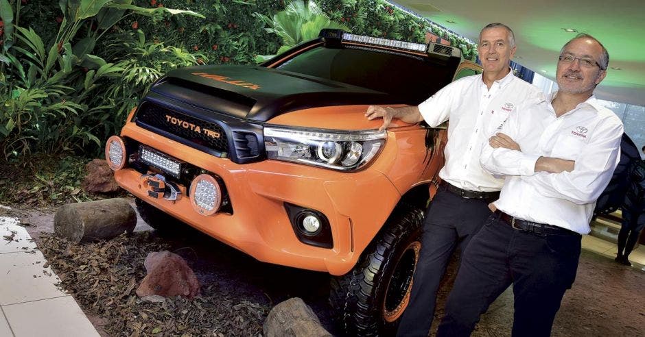 Presidente de Grupo Purdy en una exihibición de carros. El carro de la foto es de cajón y color naranja