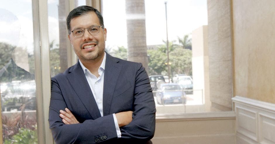 Elfid Torres, de Fundes Internacional, posa con un saco azul junto a una ventana