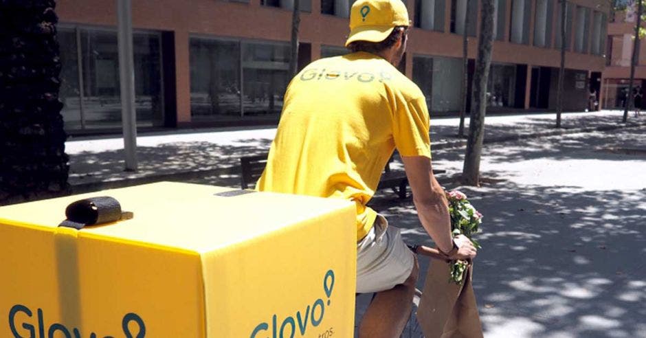 Un ciclista de Glovo hace una entrega