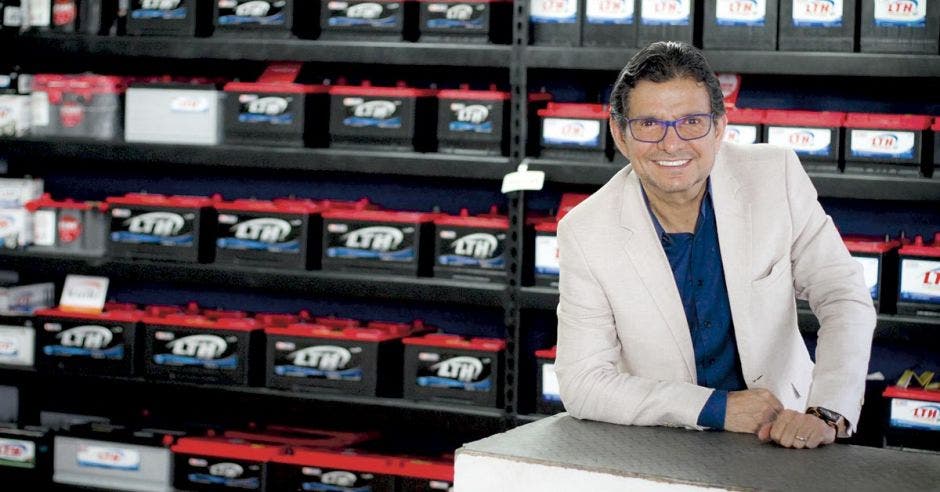 Súper Baterías tiene 20 años en el mercado costarricense, dijo Olman Céspedes, gerente general de la empresa. Gerson Vargas/La República