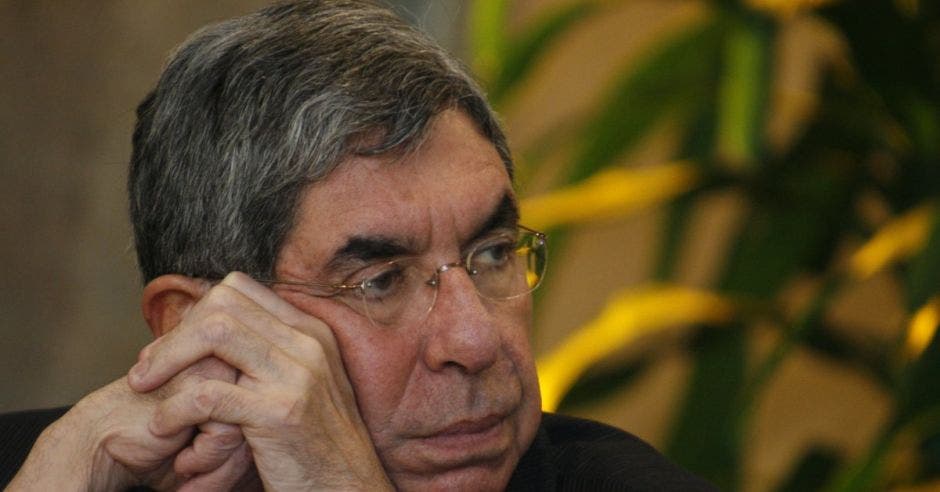 Oscar Arias viendo