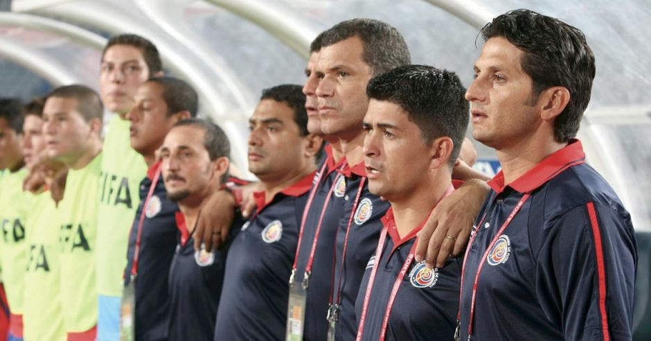 Rónald González regresa a la acción, ahora como técnico interino de la Tricolor, en ruta a Asia.