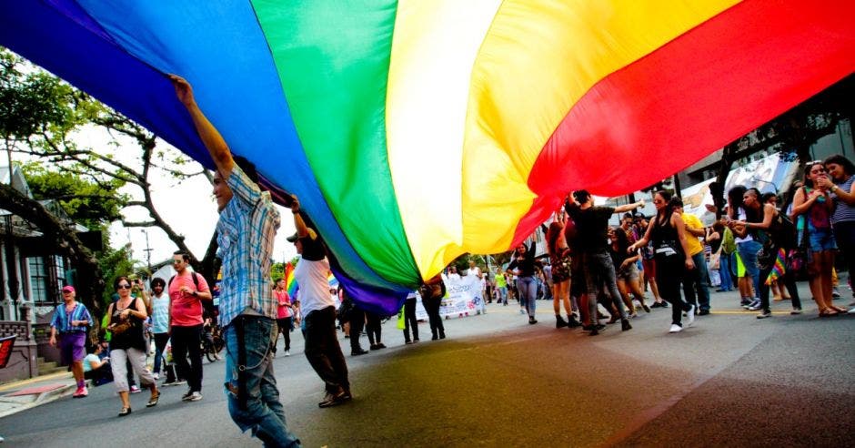 Una bandera gay en la calle.