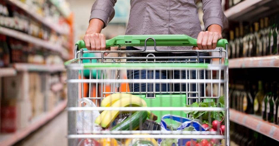 Persona en un supermercado