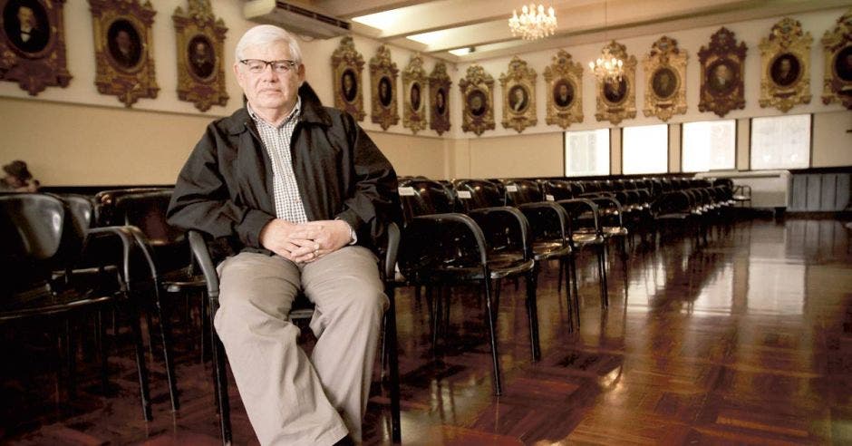 Marco sentado en una silla en el salón de expresidentes del Congreso