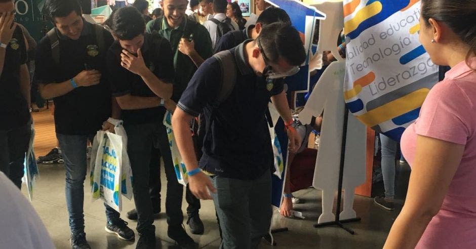 Jóvenes se informan en Expo U 2018.