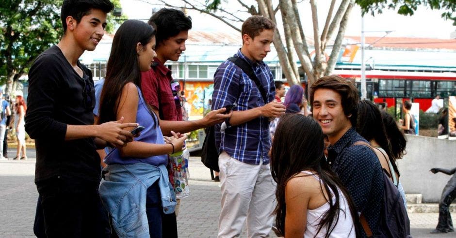 Un grupo de estudiantes en el pretil de la UCR.