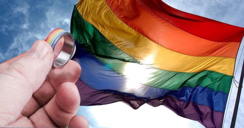 Una bandera gay y un anillo