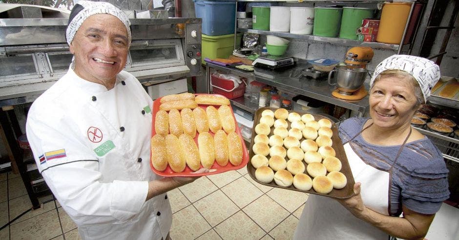 Ricardo junto a su esposa mostrando panes recien salidos del horno