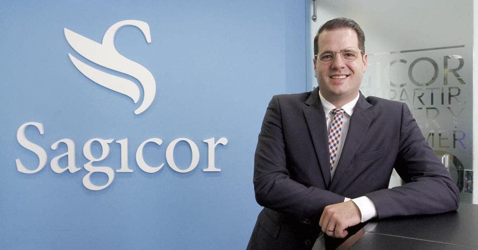 Fernando Víquez en las oficinas de Sagicor