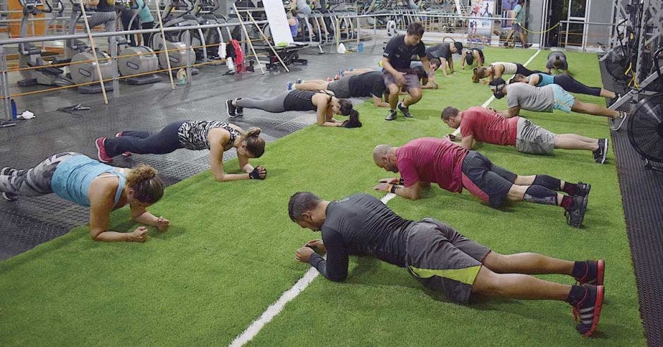 Las clases supervisadas por entrenadores certificados aseguran la calidad del ejercicio.