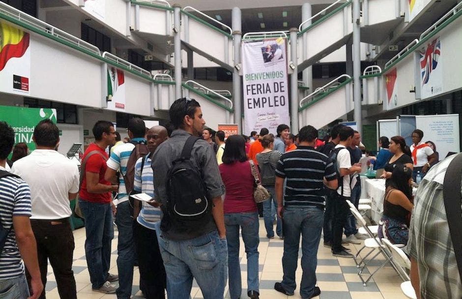 Estudiantes hacen fila para matricularse en el lobby de la Universidad