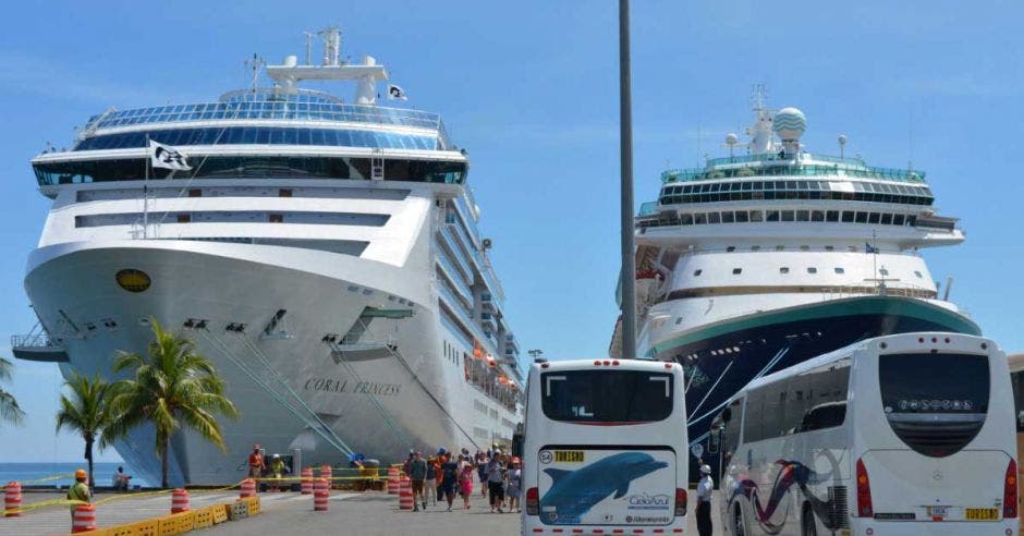 dos cruceros en el puerto de Limón