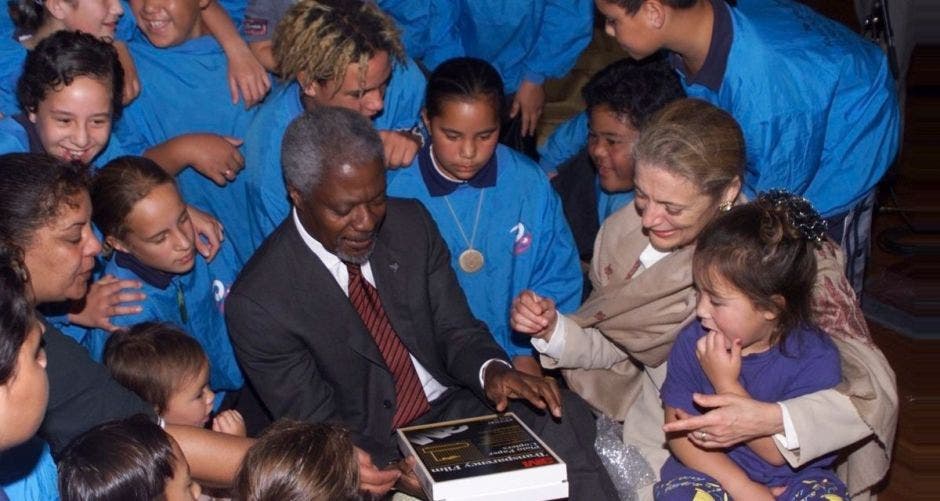 Kofi Annan lee un libro a un grupo de niños