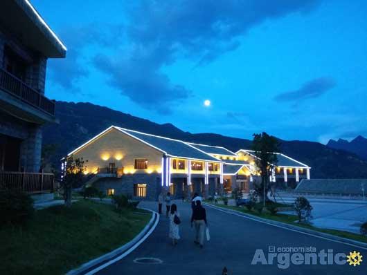 Pueblo de Pugu, Hotel hermoso pero vacío