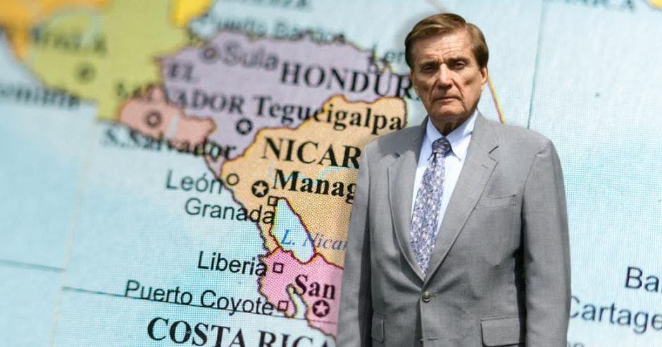Carlos denton frente a un mapa