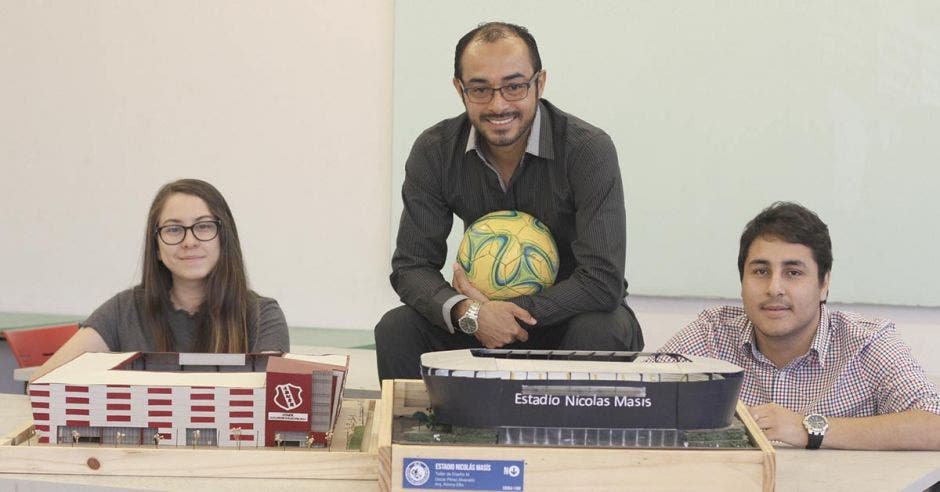 Gabriela Esquivel, diseñadora del Estadio de San Ramón y Óscar Pérez, encargado del Estadio de Escazú, junto al profesor y arquitecto Ronny Ellis.