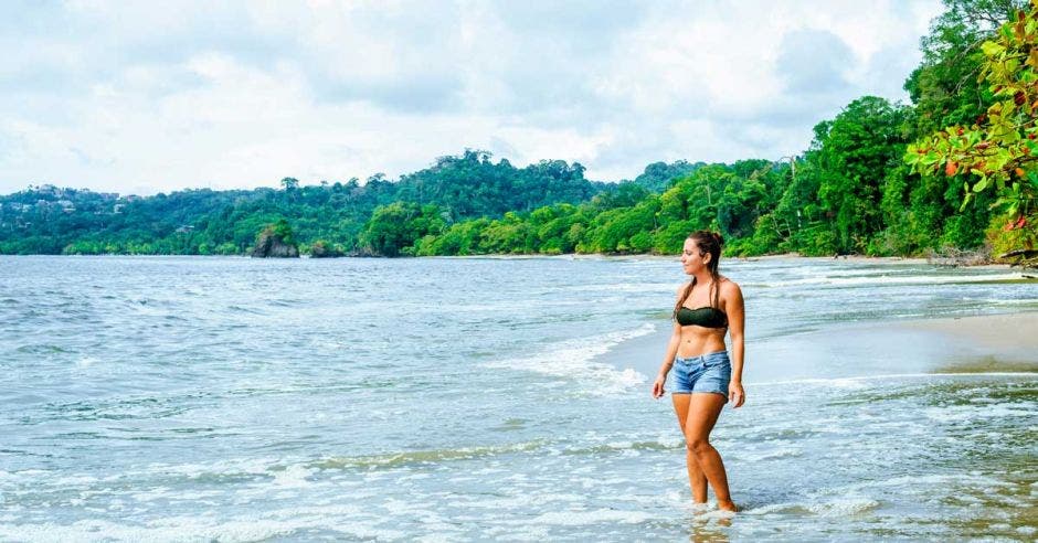 Un mujer en la playa de Manuel Antonio.