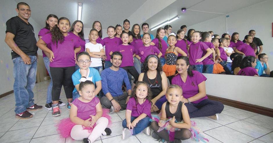 Adriana Masis junto a algunos de sus alumnos