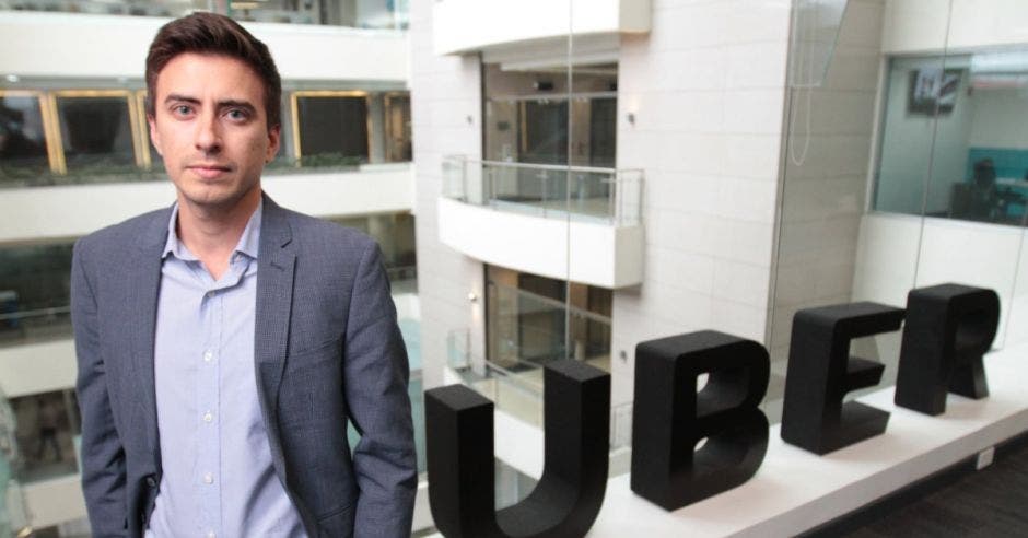 Andres Echandi de Uber en un fondo de uber