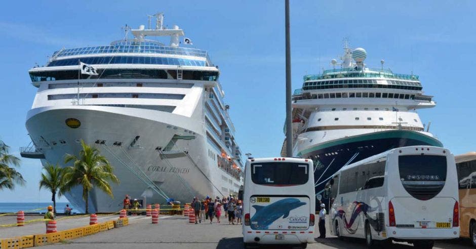 Dos cruceros encallados en la costa.