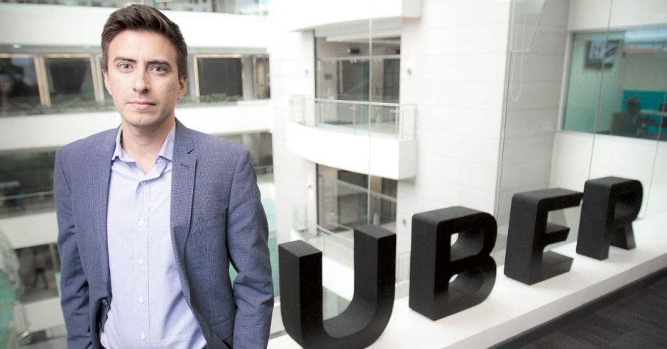Andrés Echandi con un fondo de Uber