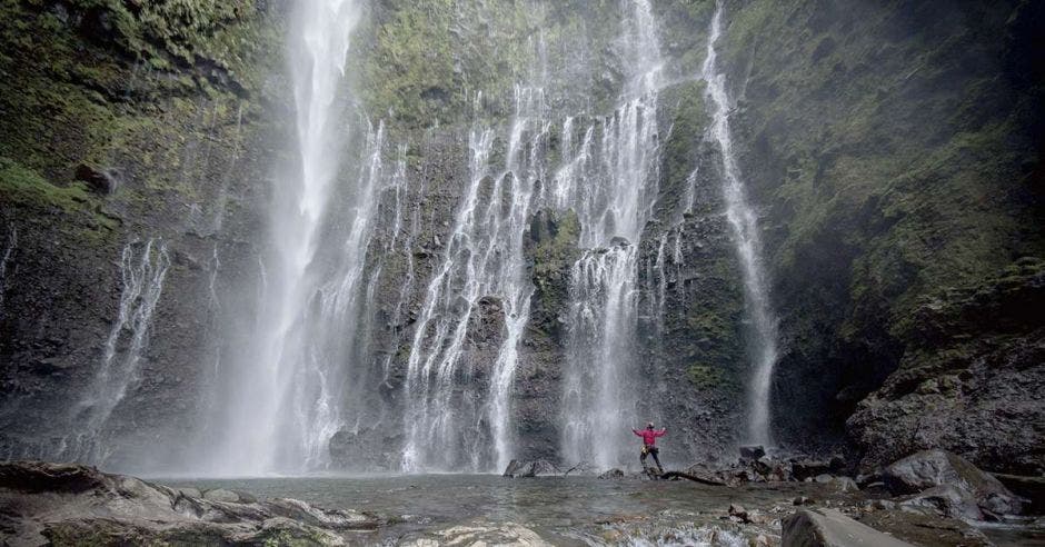 Turrialba esconde en sus bosques una de las más peculiares cataratas nombrada “El Tótem” por el tico Javier Elizondo.