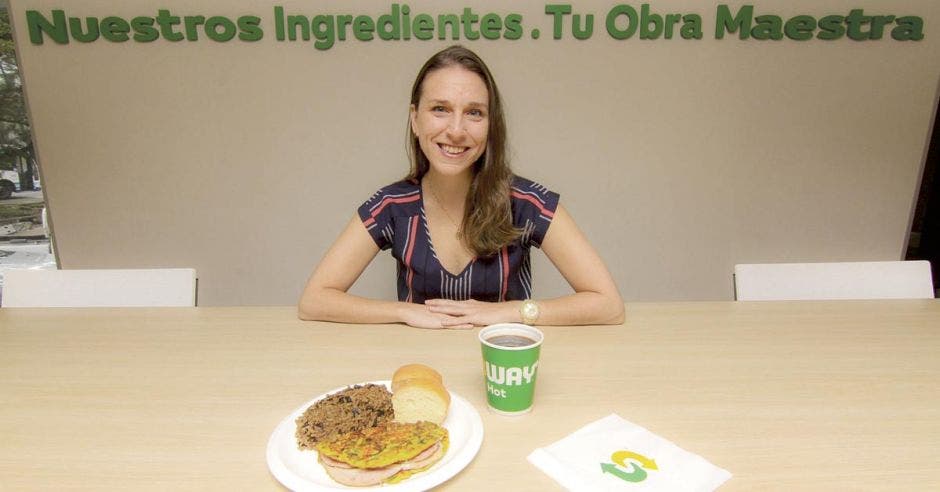 Gia Pandolfo, posa con uno de los desayunos de Subway