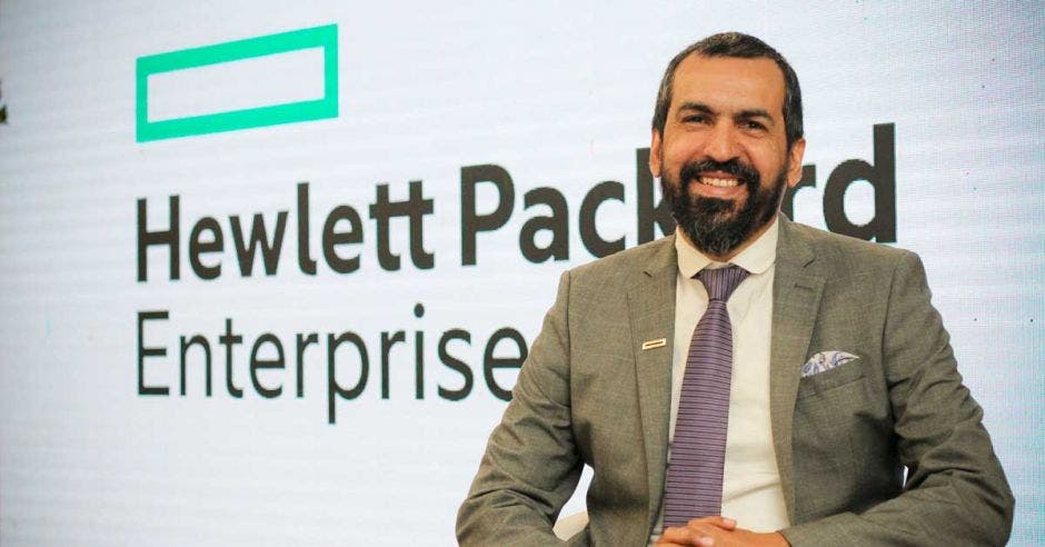 Antonio Collantes posa sobre el fondo del logo de HPE