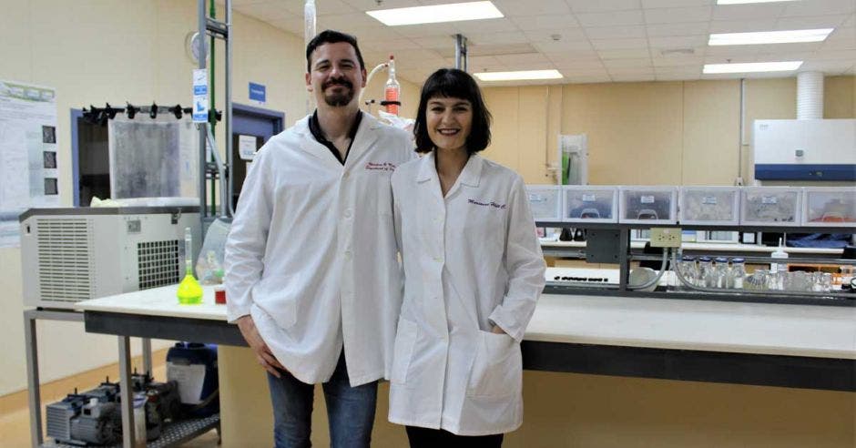 Marín junto a una de sus colegas en uno de los laboratorios del Centro Nacional de Alta Tecnología