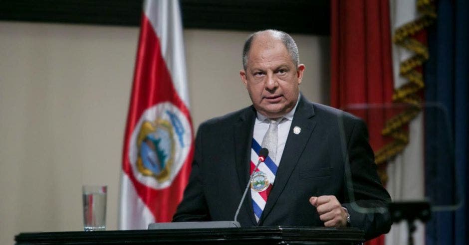 Luis Guillermo dando un discurso