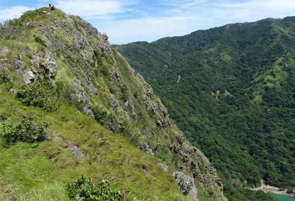 Desde la cima de cerro El Encanto podrá ver diferentes formaciones rocosas y el Golfo de Nicoya.