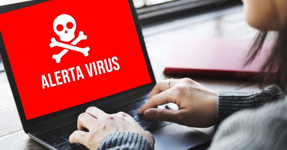 Alerta de virus en una computadora.