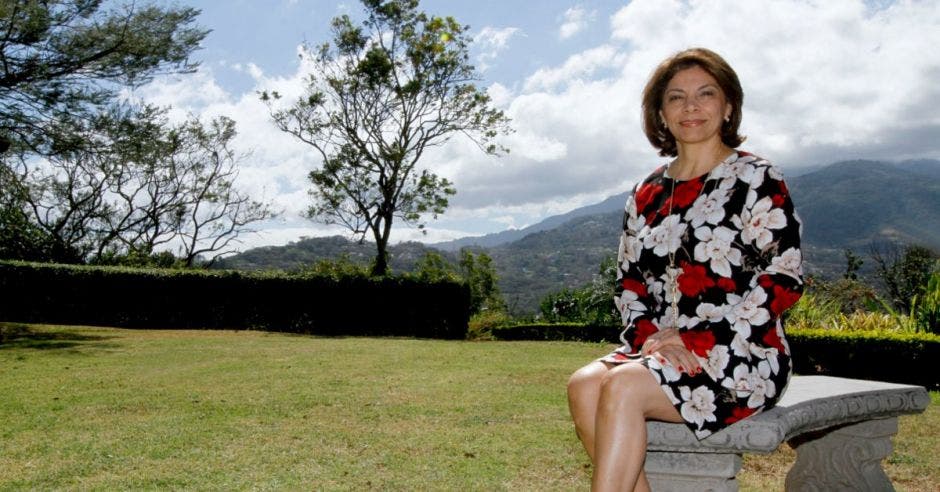 Laura sentada en un jardín