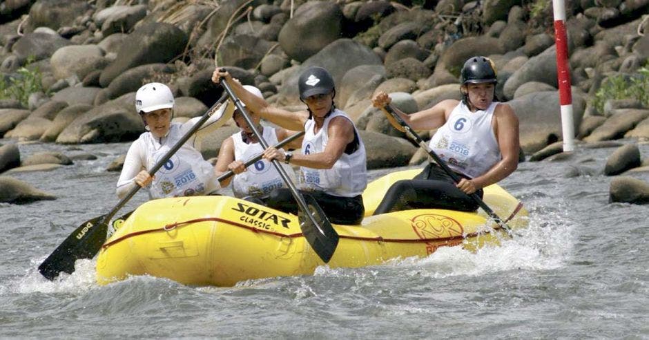 Black Mambas haciendo rafting