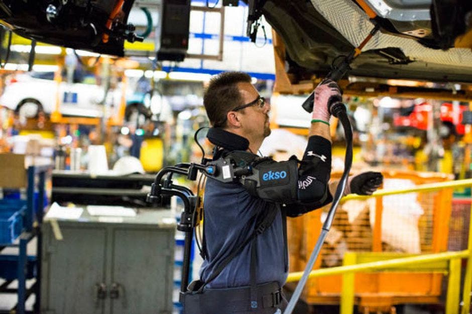 Ford se asoció con Ekso Bionics para mejorar esta tecnología portátil que eleva y sostiene los brazos de un trabajador mientras realiza tareas generales.