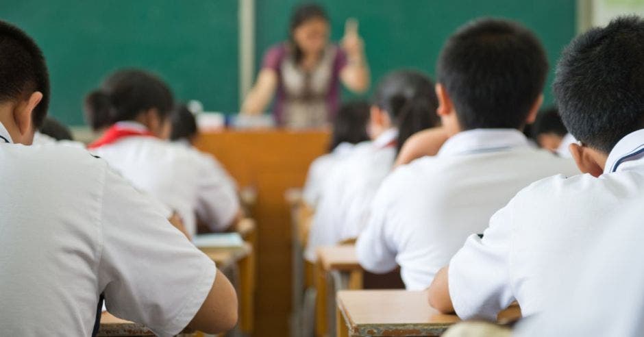 Estudiantes en un salón