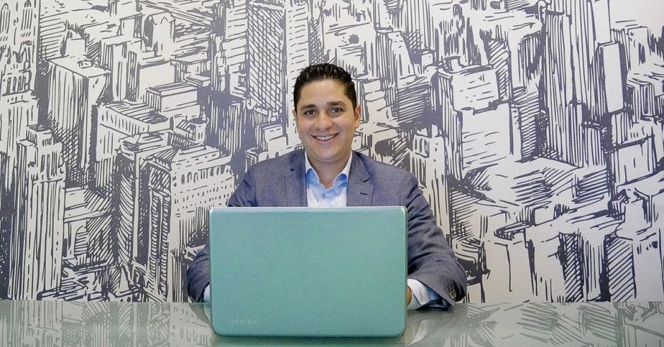 Douglas Ortega posa con una laptop